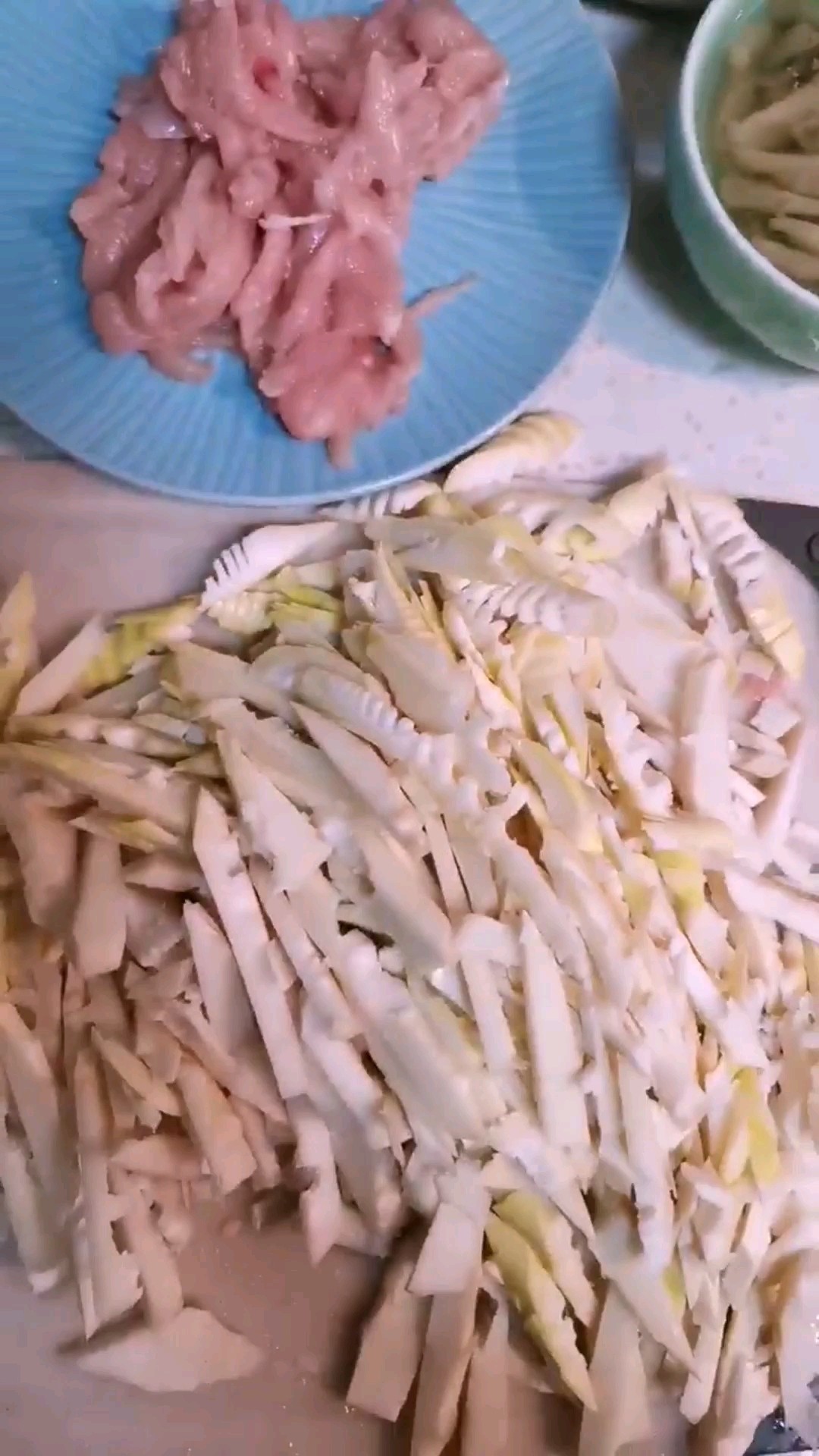 Stir-fried Shredded Chicken with Spring Bamboo Shoots recipe