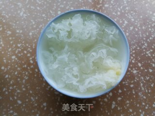 White Fungus and Lotus Seed Loquat Soup recipe