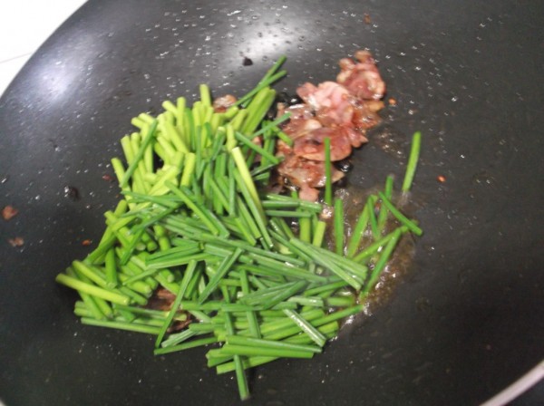 Stir-fried Sausage with Chinese Chives recipe