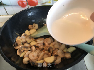 Stir-fried Shrimp with Mushroom and Winter Bamboo Shoots recipe