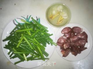 Stir-fried Sausage with Garlic recipe