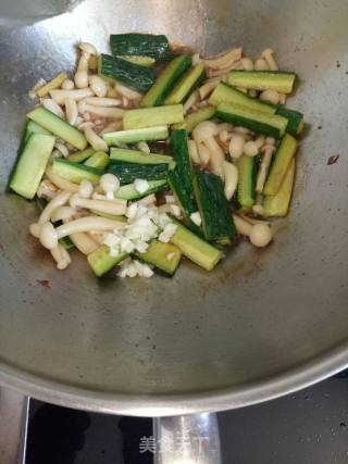 Stir-fried White Mushroom with Cucumber recipe