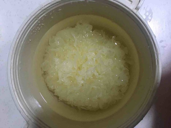 White Fungus, Red Dates and Snow Pear Soup recipe