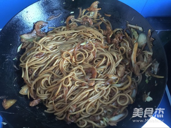 Fried Noodles with Onion, Cabbage and Shredded Pork recipe