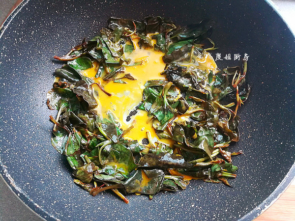 Scrambled Eggs with Houttuynia Leaves recipe