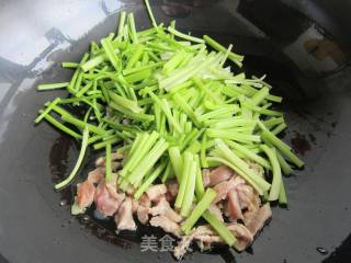 Braised Noodles with Celery and Fungus Meat recipe