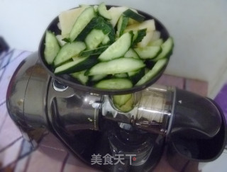[clearing Heat and Removing Fire, Beautifying and Beautifying Vegetable Juice]---cucumber and Pear Vegetable Juice recipe