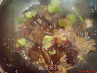 Stir-fried Cloud Ears with Cured Duck Legs recipe