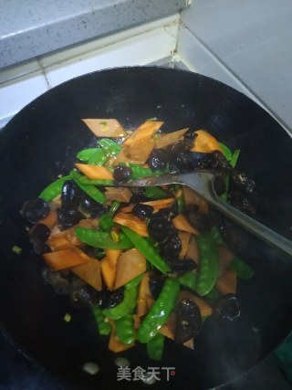 Stir-fried Snow Beans with Fungus and Carrots recipe