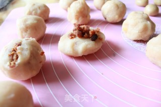 Cantonese-style Moon Cake with Beef Cubes with White Cloud Beans and Pine Nuts recipe