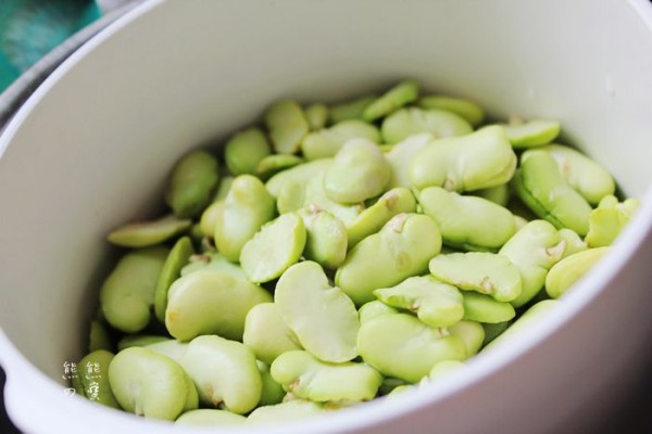 Broad Bean Rice Small Fried Rice recipe