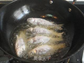 Fried Small Crucian Carp recipe