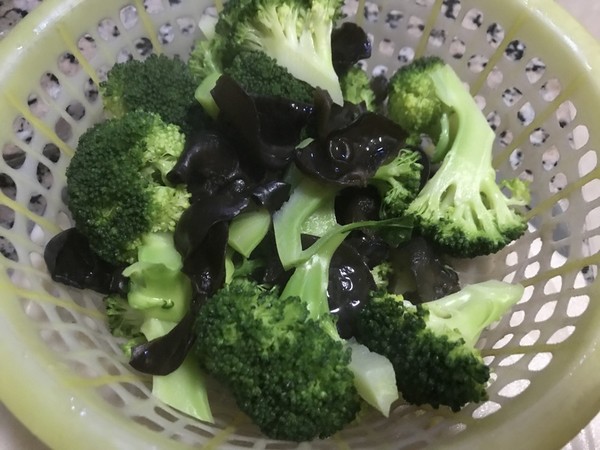 Stir Fried Fungus with Garlic Broccoli recipe