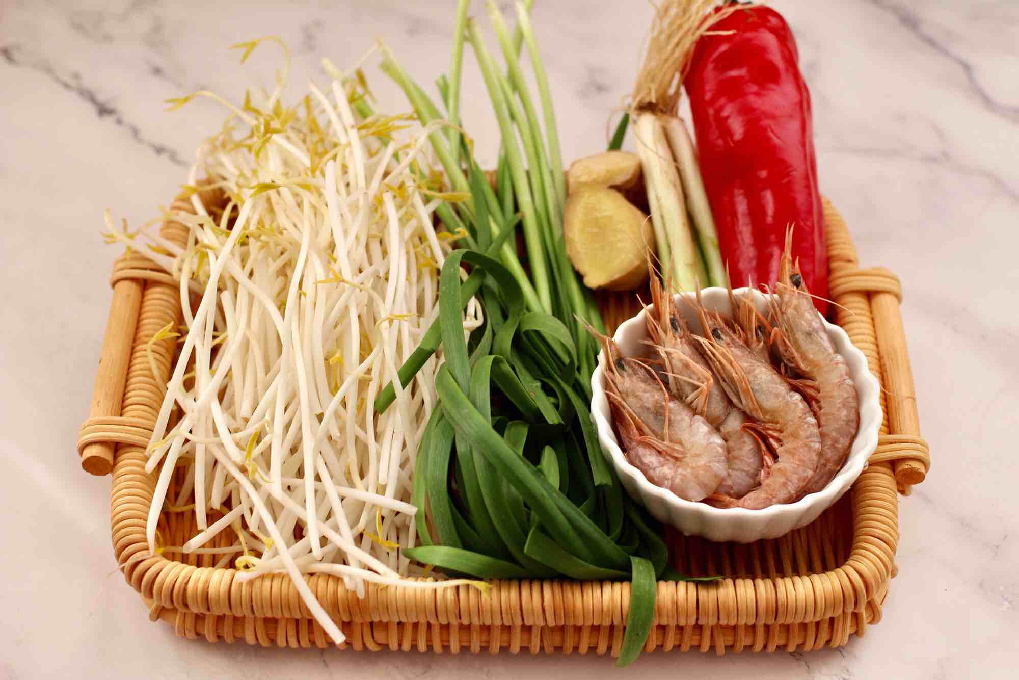 Stir-fried Red Shrimp with Mung Bean Sprouts recipe