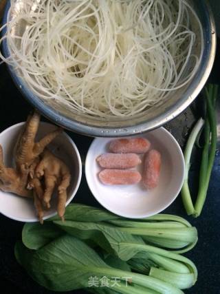 Crispy Chicken Feet Rice Noodles recipe