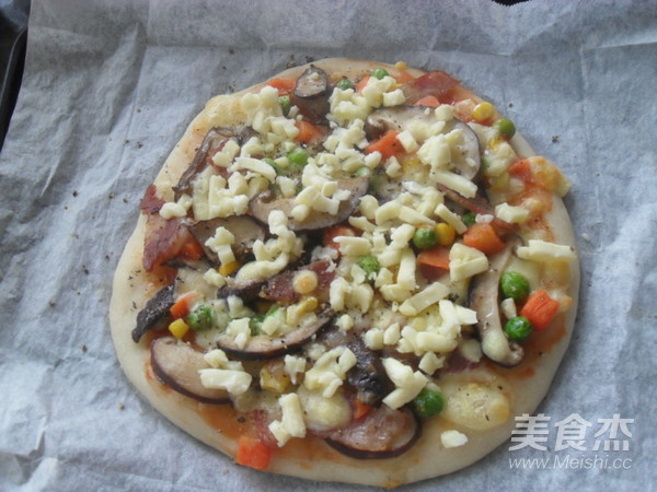 Quick Pizza with Mushrooms, Bacon and Mixed Vegetables recipe