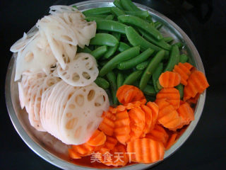 Family Refreshing Stir-fried "lotus Root Honey Beans" recipe