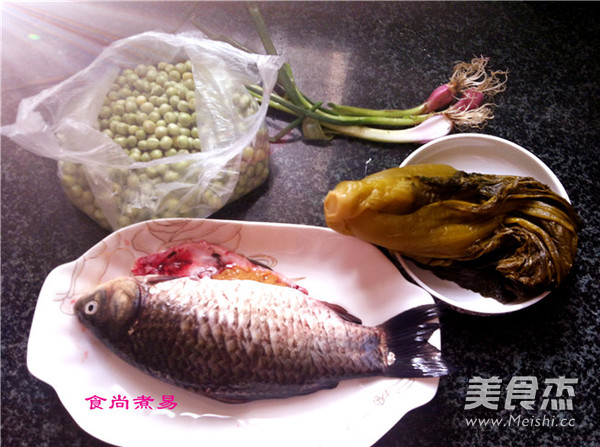 Crucian Carp, Peas and Pickles in Clay Pot recipe