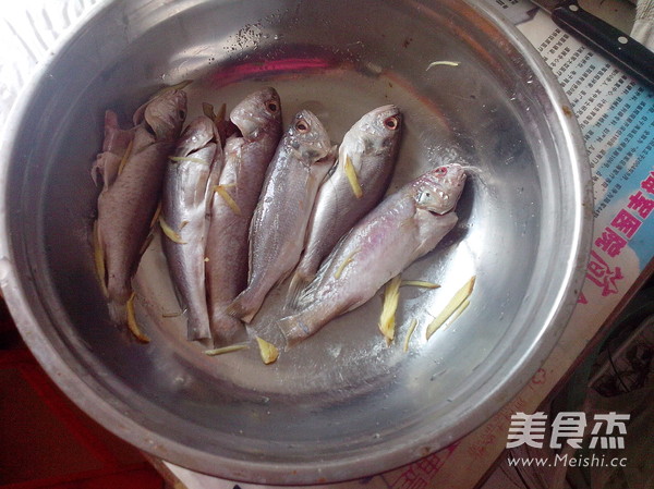 Steamed Yellow Croaker with Pickled Peppers recipe