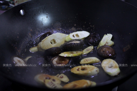 Shaking Bamboo Shoots and Mushrooms recipe