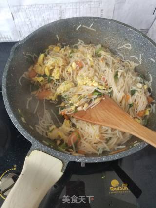 Stir-fried Noodles with Tomato, Egg and Mushroom recipe