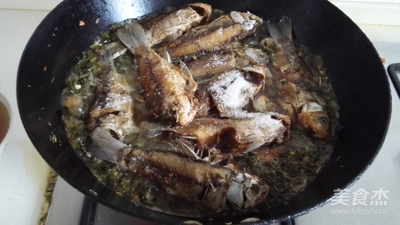 Roasted Crucian Carp with Potherb Mustard recipe