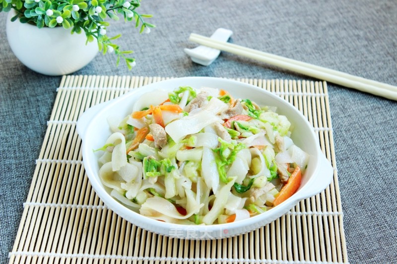 Stir-fried Hor Fun with Chinese Cabbage and Pork recipe