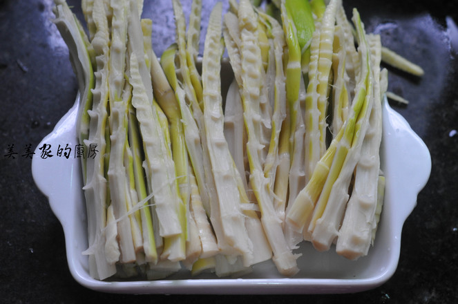 Stir-fried Spring Bamboo Shoots with Green Pepper recipe