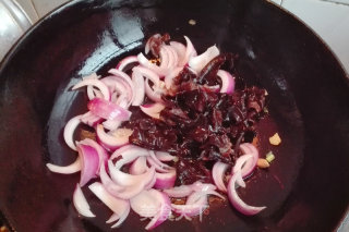 Stir-fried Shredded Pork with Onion and Fungus recipe