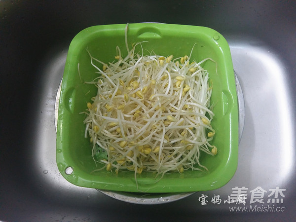 Stir-fried Leek with Soy Sprouts recipe