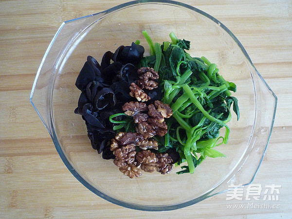 Spinach Fungus Mixed with Walnuts recipe