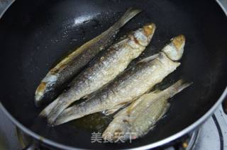 Putian's Characteristic-dry Fried Small Crucian Carp recipe