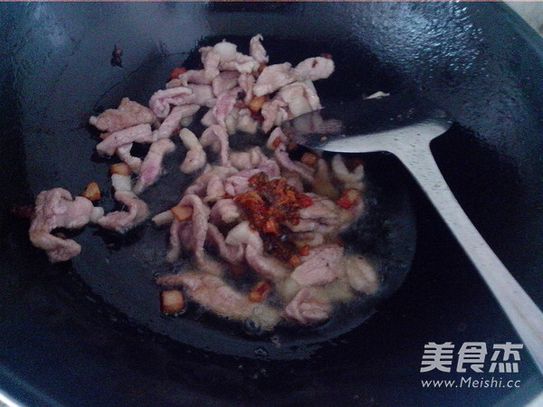 Stir-fried Lean Pork with Sweet Potato Leaves recipe
