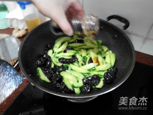 Fried Shrimp with Cucumber Fungus recipe