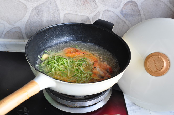 Hot Noodle Soup with Shredded Shrimp and Carrot recipe