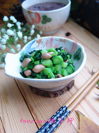 Kale Mixed with Peanuts recipe