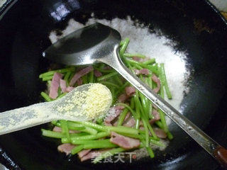 Stir-fried Chrysanthemum Stem with Bacon recipe