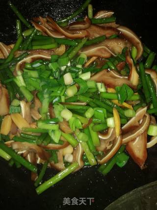 *reunion Rice* Stir-fried Pork Ears with Garlic Moss recipe