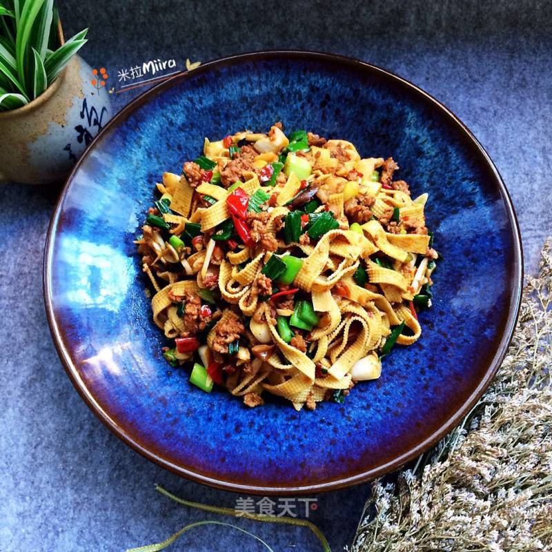 Stir-fried Tofu Skin with Garlic Sprouts recipe