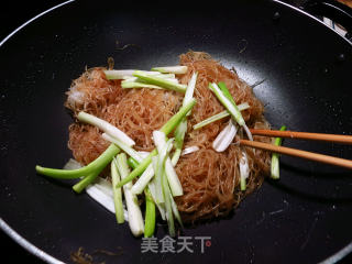 Stir-fried Fine Noodles with Barbecued Cabbage recipe