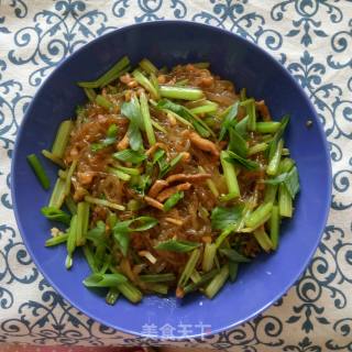 Celery Stir-fried Noodles recipe