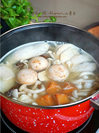 Matsutake Mushroom in Thick Soup Pot