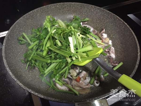 Fried Squid with Celery recipe