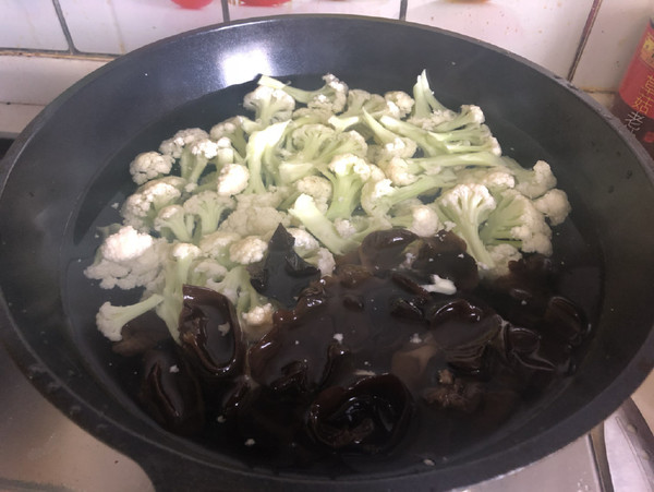 Stir-fried Pine Cauliflower with Black Fungus recipe