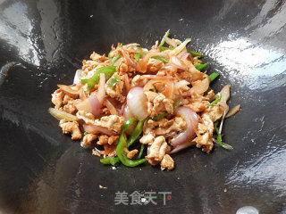 Stir-fried Shredded Chicken with Onions recipe