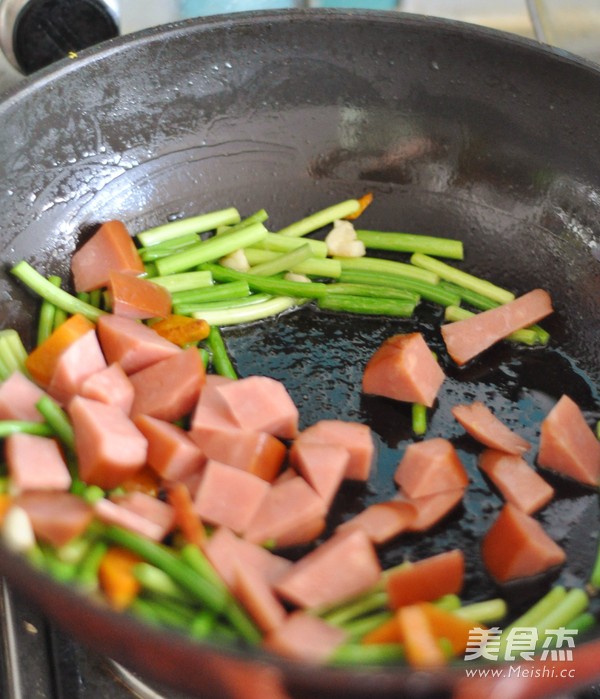 Sausage Fried with Garlic Moss recipe