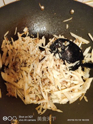 Stir-fried Shredded Radish with Mushrooms and Minced Meat recipe