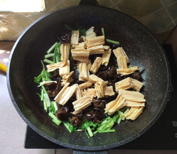 Celery Stir-fried Black Fungus recipe