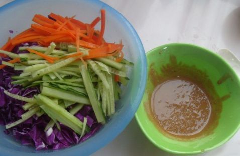 Red Cabbage and Cucumber Strips with Sesame Sauce recipe