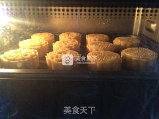 Mooncake with Lotus Seed Paste and Egg Yolk recipe